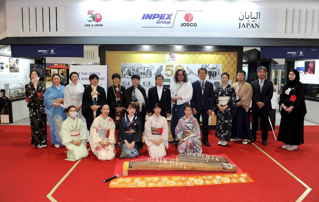 日本の駐アラブ首長国連邦大使の磯俣秋男氏は、日本とUAEには「もてなし」「寛大さ」「鷹狩り」といった文化的、伝統的な類似点があると述べた。