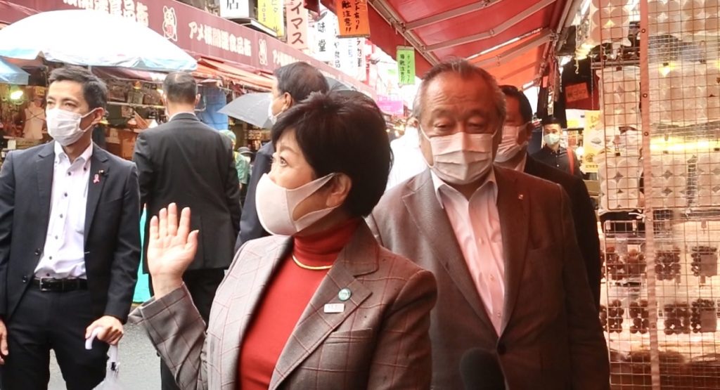 小池百合子都知事は、政府が新型コロナウイルスをめぐる水際対策を緩和したことを受けて、東京・上野（台東区）にあるアメヤ横町の商店街を視察した。(Supplied)
