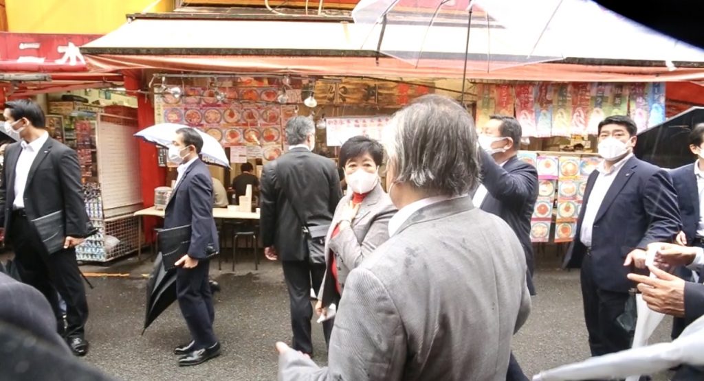 小池百合子都知事は、政府が新型コロナウイルスをめぐる水際対策を緩和したことを受けて、東京・上野（台東区）にあるアメヤ横町の商店街を視察した。(Supplied)