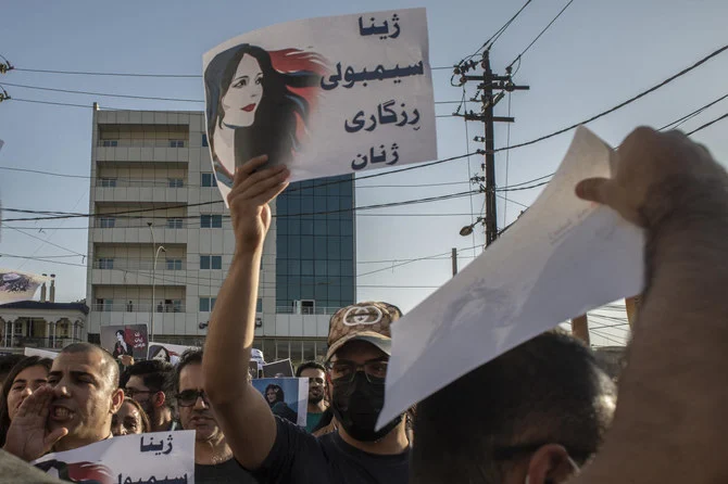 2022年9月28日、デモ隊がスレイマニヤに集まり、テヘランでスカーフを不適切に着用したとして道徳警察に逮捕されたイラン人クルド人女性、マフサ・アミニ氏の殺害に抗議している。（AP）
