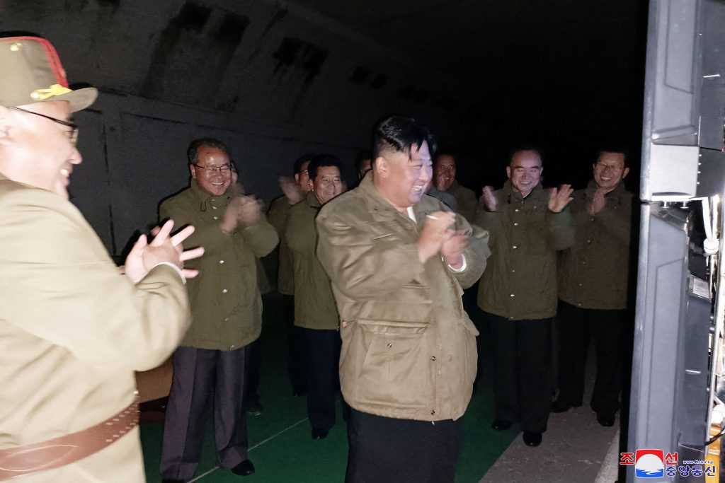 北朝鮮国営の朝鮮中央通信（KCNA）が伝えた同国の指導者金正恩（中央）の姿。朝鮮人民軍戦術核運用部隊が実施した長距離戦略巡航ミサイル発射実験が完了した際の反応をとらえている。2022年10月13日、場所は非公開。（ファイル写真/AFP）