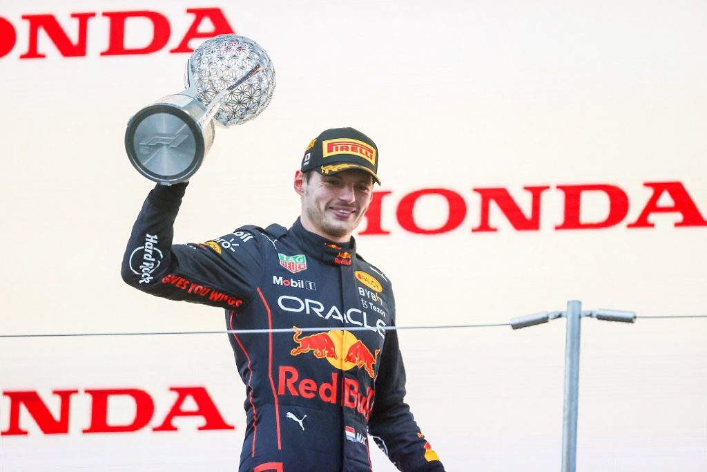 フォーミュラワン日本グランプリで優勝し、表彰台で喜びを表すマックス・フェルスタッペン（提供写真）
