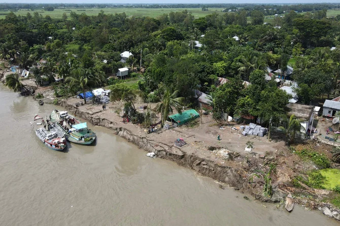 2022年9月18日撮影のこの写真に写っているのは、バングラデシュのムンシゴンジにあるパドマ川岸辺の侵食された部分。（AFP通信）