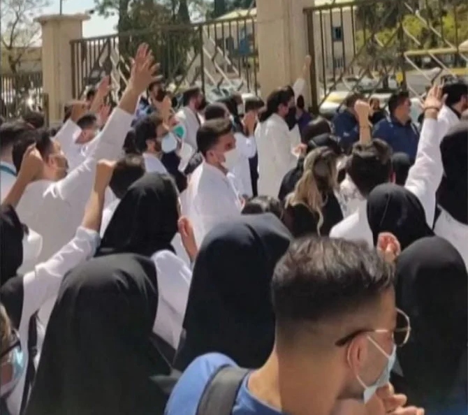 イランの大学生が集まっている南部の都市シラーズ。（AFP通信）
