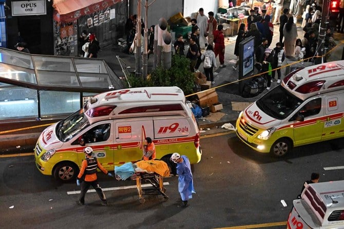 首都ソウルのハロウィーン祭で、狭い路地を突き進む大勢の人に押しつぶされ、少なくとも120人が死亡、数百人が負傷した。（AFP）