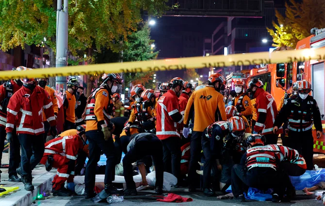 首都ソウルのハロウィーン祭で、狭い路地を突き進む大勢の人に押しつぶされ、少なくとも120人が死亡、数百人が負傷した。（AFP）