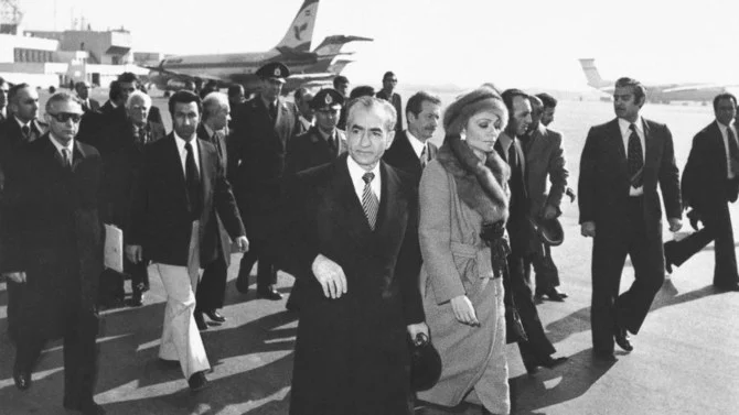 1979年1月16日、イラン・テヘラン、メヘラバード空港でのモハンマド・レザー・パフラヴィー国王とファラ王妃。（AP写真）