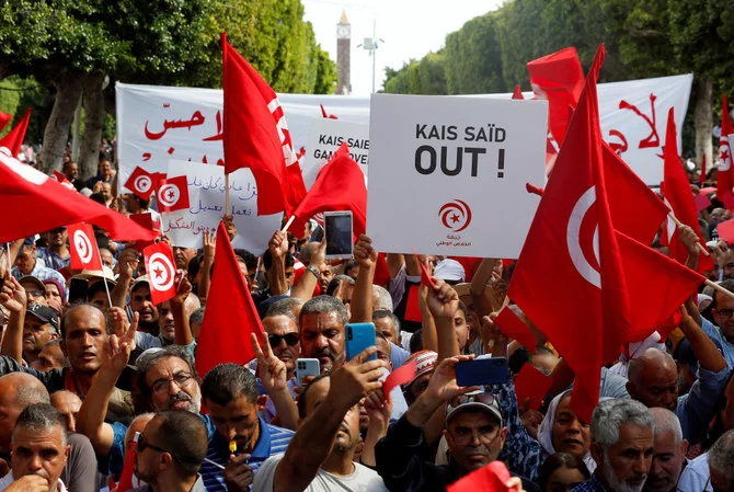 2022年10月15日土曜、チュニスでチュニジアのイスラム政党アンナハダの支持者らが、カイス・サイード大統領に抗議するデモ活動中に、プラカードや旗を持つ様子。（ロイター）