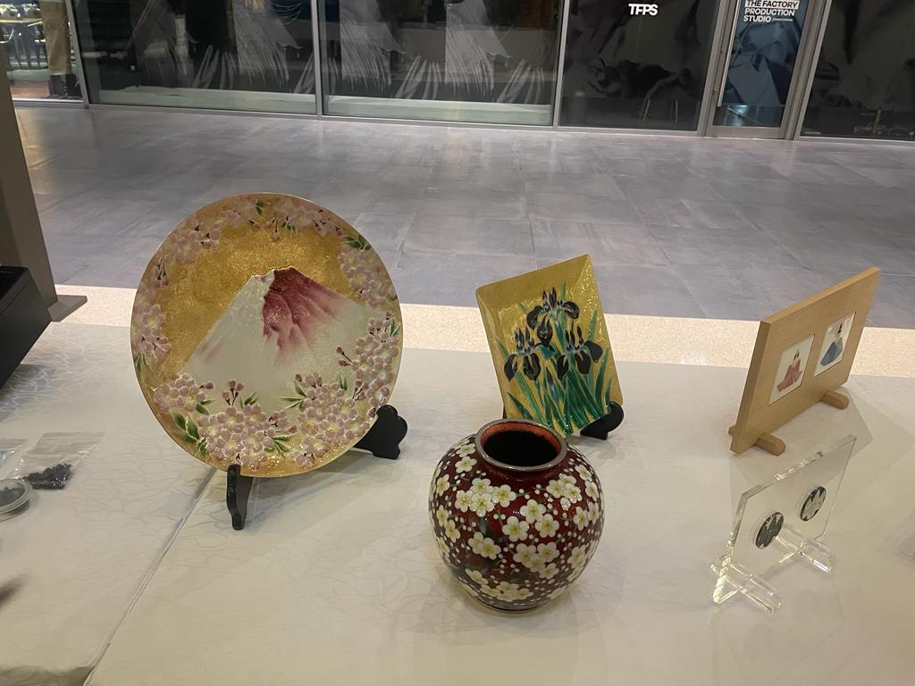 在アラブ首長国連邦日本国大使館主催の『日本伝統工芸の美：レクチャー＆デモンストレーション「尾張七宝」』が10月11日から13日にかけて3首長国で開催された。