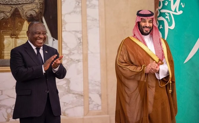 サウジアラビア訪問中の南アフリカのシリル・ラマポーザ大統領（左）とムハンマド・ビン・サルマン皇太子殿下（右）。（SPA）