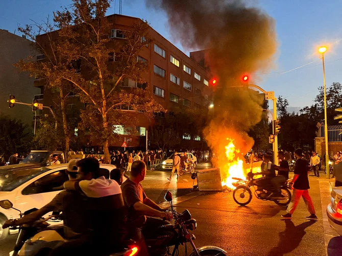 9月のイランにおけるマフサ・アミニさんの死に対する抗議活動中に燃える警察のバイク（資料/AFP）