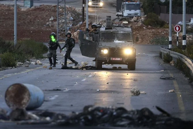 パレスチナ人たちとの衝突の際に持ち場を維持するイスラエル兵たち。占領下のヨルダン川西岸地区の都市ラマッラーの北入口。（AFP）