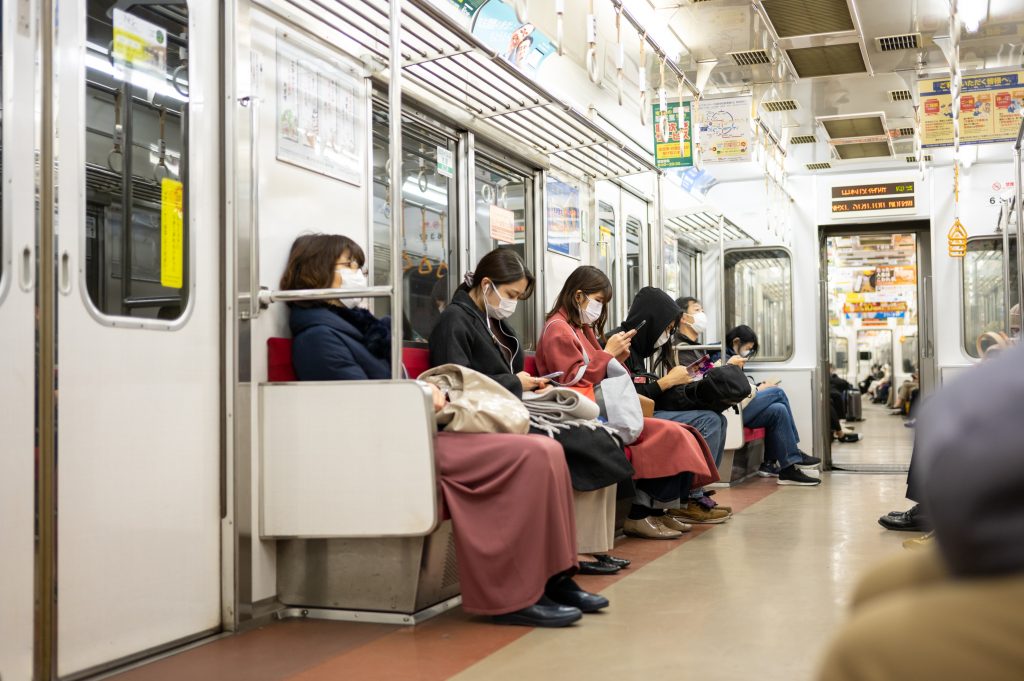 東京都では、新たに２６０５人の感染を確認。１日当たりの新規感染者は、前週の土曜日と比べ１２２９人減った。死者は６人だった。(Shutterstock)