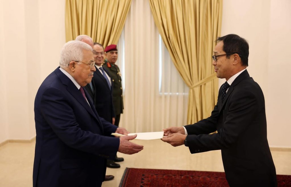 中島洋一氏をパレスチナ関係担当大使兼対パレスチナ日本政府代表事務所長として受け入れるパレスチナ大統領。（提供写真）