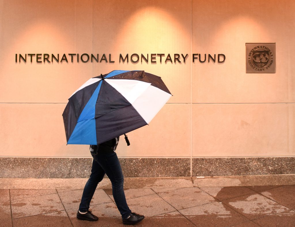 IMFは来年の世界経済の成長率を、7月に発表した2.9%から2.7%に下方修正した（Shutterstock）
