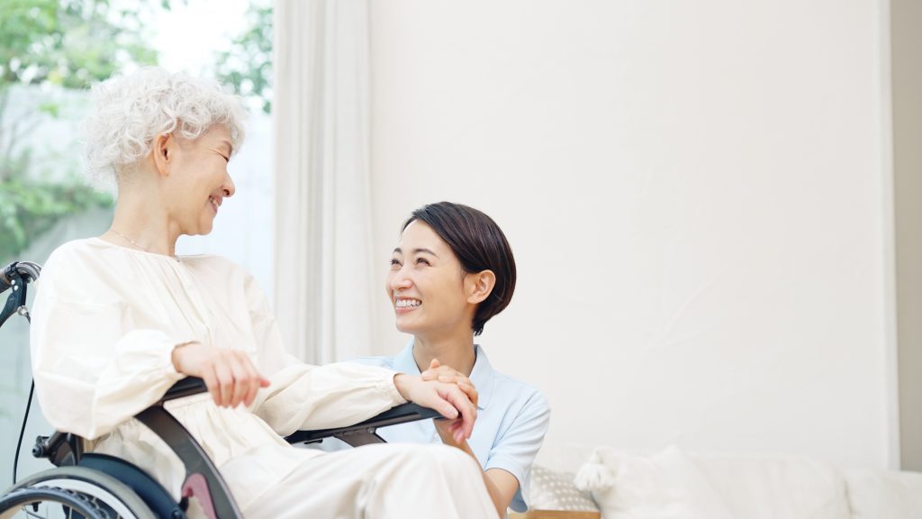 日本の厚労省は介護保険を引き上げる。(Shutterstock)