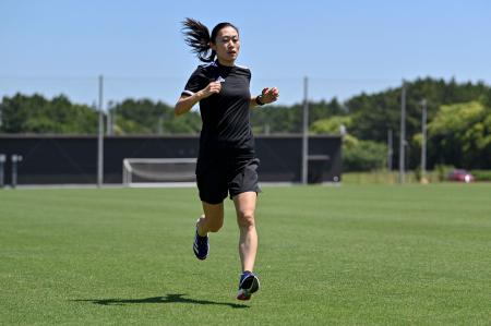 2022年6月27日撮影。千葉県にある日本サッカー協会（JFA）が運営する施設でトレーニングをする日本人審判員の山下良美氏。（AFP）