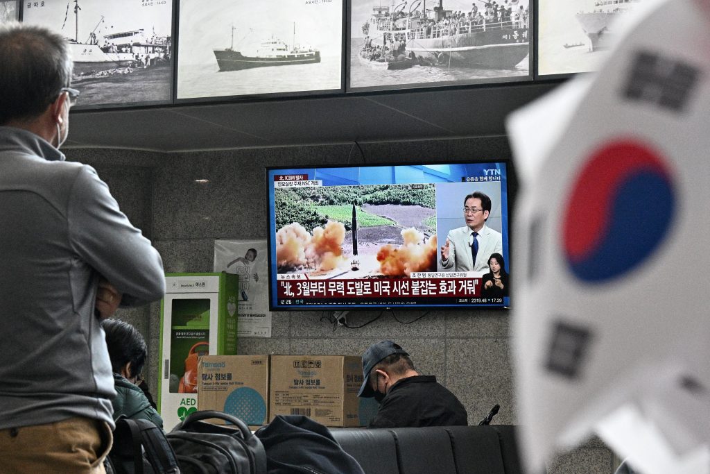 日米韓３カ国の北朝鮮担当高官は３日、電話で協議し、国連安全保障理事会での対応を含め、緊密に連携することを確認した。(AFP)