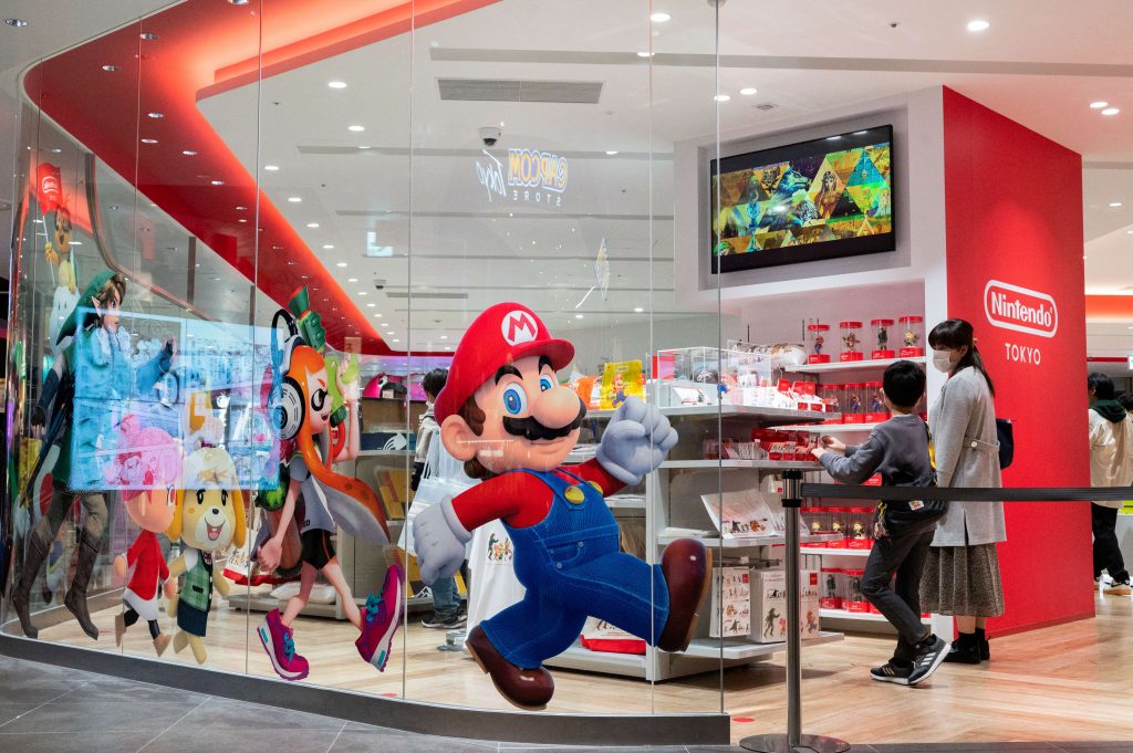 ゲーム大手任天堂の東京都内の店舗を訪れる人たち。2022年11月7日撮影。（AFP）