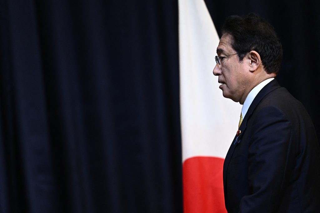 岸田首相、相次ぐ閣僚辞任を謝罪。 (AFP)