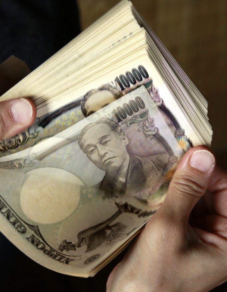 日本は著名な教育者、福沢諭吉の肖像が描かれた現行の1万円紙幣の印刷を終えた。 (AFP)