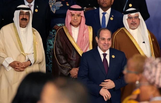 シャルムエルシェイクで開催中のCOP27で、集合写真撮影のため他の各国首脳や高官に加わる、（左から右へ）クウェートのシェイク・ミシャール・アル・アフマド・アル・ジャベール・アル・サバーハ皇太子兼副首長、サウジアラビアのアーデル・アル・ジュベイル気候問題特使、エジプトのアブドゥルファッターハ・エルシーシ大統領、バーレーンのサルマン・ビン・ハマド・アール・ハリーファ皇太子。11月8日（AFP）