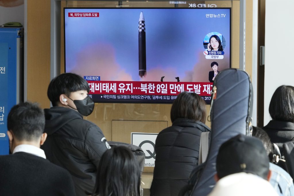 2022年11月17日、韓国のソウル駅で流されるニュース番組中に、北朝鮮のミサイル発射のファイル画像を映し出すテレビ画面。（ファイル / AFP）