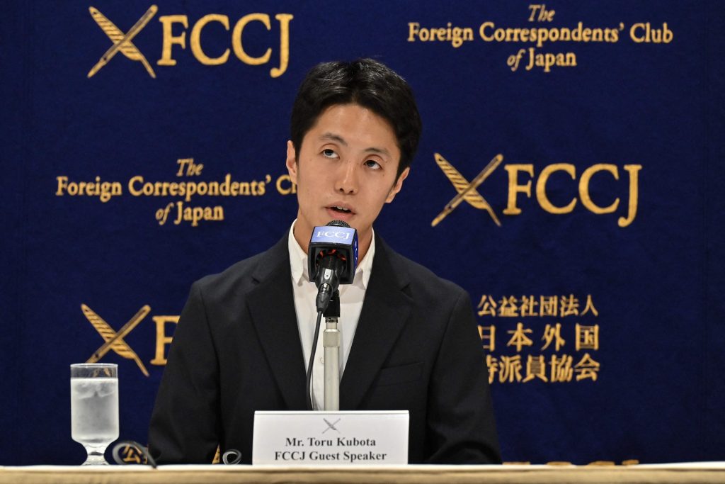 2022年11月28日、囚人に対する恩赦で最近ミャンマーの刑務所から解放された日本人ドキュメンタリー制作者兼ジャーナリストの久保田徹氏が、東京の日本外国特派員協会で記者会見する。(AFP)