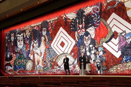 2022年11月1日、東京の歌舞伎座で公開された「祝幕」の前に並ぶ日本の映画監督の三池崇史、歌舞伎役者の「十三代目市川團十郎白猿」、現代美術家で祝幕をデザインした村上隆（写真左から右）。