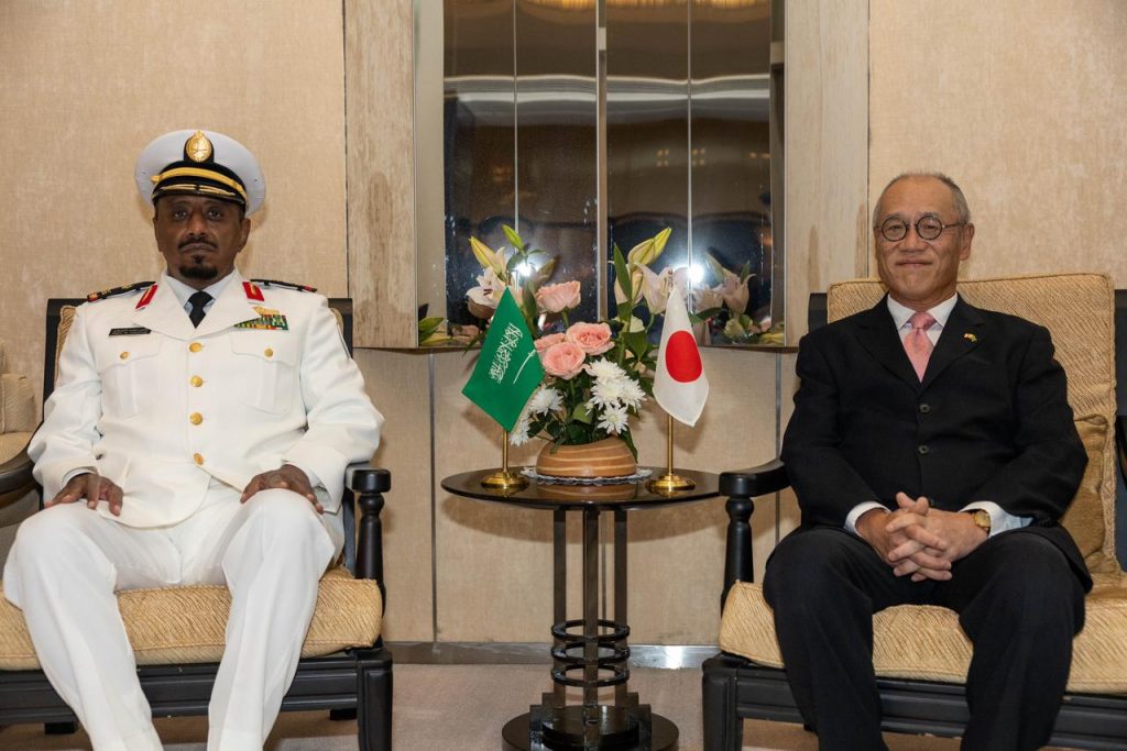 サウジアラビア海軍作戦副部長のヤヒヤ・ビン・モハメド・アル・マジュラシ少将と、岩井文男駐サウジアラビア日本大使。2022年10月31日。（提供写真）