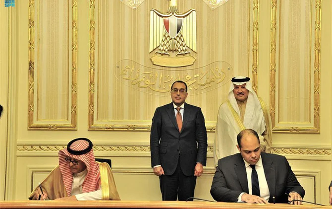 アル・ゾウム代表とモムターズ代表が覚書に署名し、エジプトのモスタファ・マドブーリー首相、サウジアラビアのオサマ・ヌガリ駐エジプト大使がその場に立ち会った。（SPA）