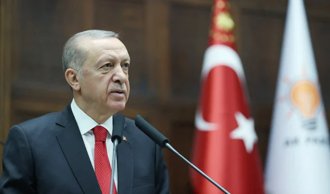トルコのアンカラにあるトルコ議会での会合で、自らが率いる与党、公正発展党（AKP）の議員に向けて演説するトルコのタイイップ・エルドアン大統領。2022年11月2日。（ロイター）