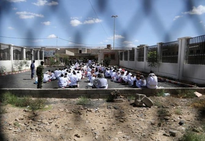 イエメンのサヌアにある中央刑務所にいる囚人たち。（2019年9月30日撮影）（ロイター）