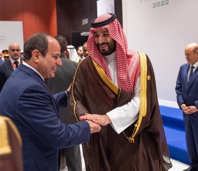 7日月曜日、エジプトのアブドゥルファッターハ・エルシーシ大統領に挨拶するサウジアラビアのムハンマド・ビン・サルマン皇太子。（SPA）