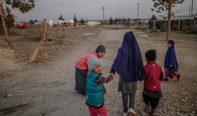 2019年、米国主導の連合軍が支援するクルド人主導の部隊が、ダーイシュの戦闘員をシリア国内のダーイシュの領土の最後の一角から追い出した。その後、人々はアルホルなどのキャンプに避難した。（AFP/資料写真）