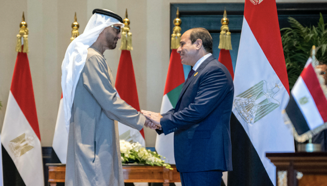合意書調印式の後、握手するシェイク・モハメド・ビン・ザイード・アル・ナヒヤーンアラブ首長国連邦大統領（左）とエジプトのアブドゥルファッターハ・エルシーシ大統領（右）（アラブ首長国連邦大統領府／AFP通信）