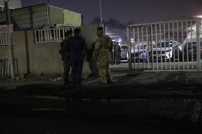 7日、イラクの首都で近年まれに見る外国人の殺害事件が発生し、襲撃者が米国人援助隊員を射殺した。バグダッドのシェイク・ザイード病院の遺体安置所の外に集まるイラクの治安部隊 (AP)