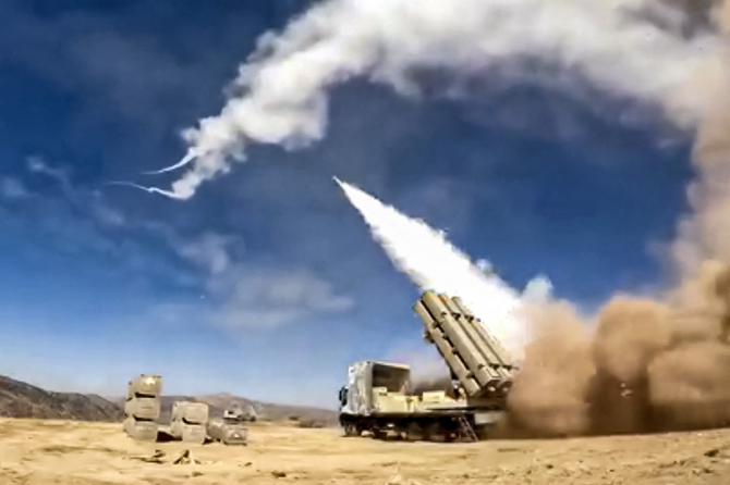 イランからイラクのクルド人自治区にあるスレイマニヤに向けて発射されたミサイルが、2022年9月29日にイラン軍から提供された動画から取った画像に写っている。（ファルス通信/AFP）