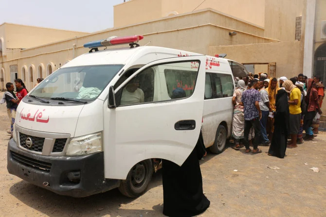2021 年8月29日の写真には、南部にある政府管理下のラヒジュ県で、救急車がアル・アナド空軍基地の攻撃による犠牲者をイブン・ハルドゥーン病院に搬送する様子が映っている（AFPファイル）