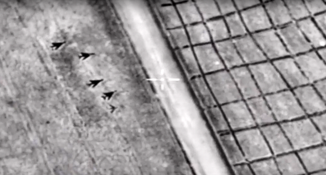ホムスにあるシェイラット空軍基地の航空機を撮影した動画から取った画像。（資料写真/AFP）