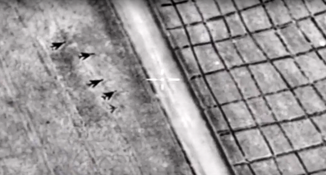 ホムスにあるシェイラット空軍基地の航空機を撮影した動画から取った画像。(資料写真/AFP)