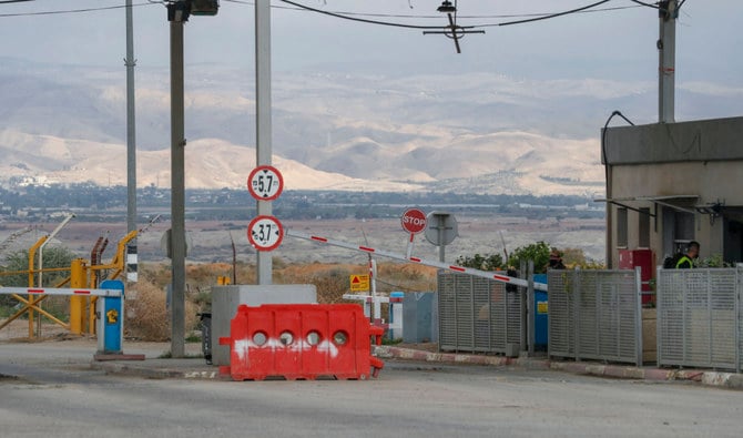 2021年1月28日、占領中のヨルダン川西岸地区エリコ市のアレンビー・キングフセイン橋のヨルダンへと至る交差点の管理ブースにイスラエル保安官が配備されている。（AFP／ファイル）
