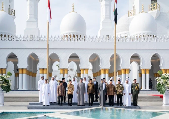 ソロのシェイク・ザーイド・グランド・モスクの落成式に出席するUAEのムハンマド・ビン・ザーイド大統領とインドネシアのジョコ・ウィドド大統領。（WAM）