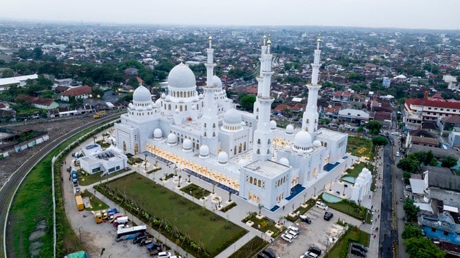 ソロのシェイク・ザーイド・グランド・モスクの建築にはインドネシアの伝統的な意匠が採用されている。（WAM）
