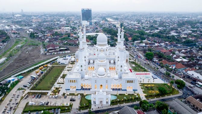 ソロのシェイク・ザーイド・グランド・モスクはアブダビの同名のモスクのレプリカで、G20首脳会議のためにインドネシアを訪問したUAE大統領から贈られた。（WAM）