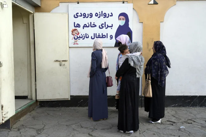 アフガニスタンの女性は、苦労して勝ち取った権利がこの15ヶ月で失われ、公的な場からどんどん締め出されつつある。（AP）