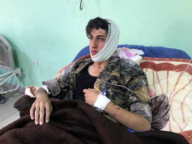 2022年11月14日、イラクのクルド人自治区の主都エルビル近くの街コイェにあるイラン系クルド人党の本部にロケット弾が命中し、それにより負傷した男性が病院のベッドに横たわっている。（ロイター）