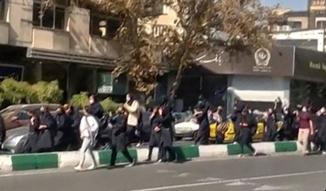 「独裁者に死を」と叫びながら行進するイランの学生たち。ヒジャブを着けていない人もいる。テヘラン中心部。（スクリーンショット/AFP）