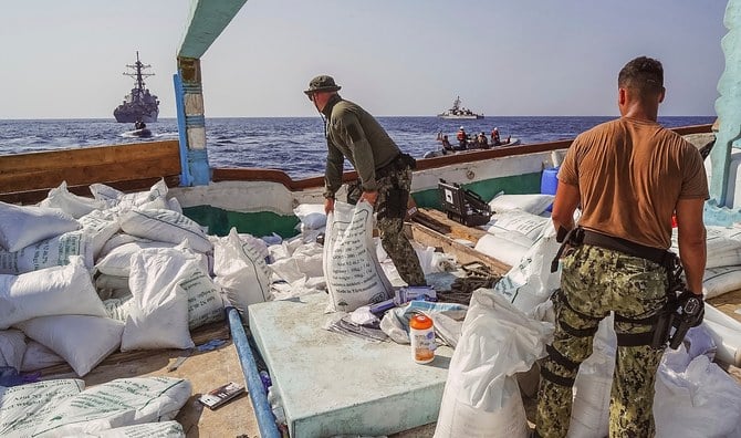 捕捉された船舶はイエメン人の乗員4人のほか、100トンの尿素肥料を乗せていた。これは農業用に使用されるものだが、爆発物の製造にも使われる。（AP）