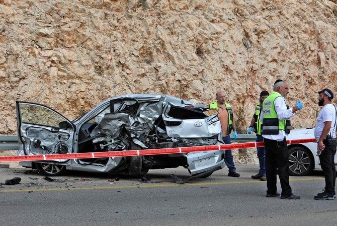 パレスチナ人がイスラエル人2人を殺害した現場を調査するイスラエルの科学捜査班。ヨルダン川西岸地区のアリエル工業団地。（AFP）